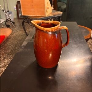 Hull Vintage Brown Drip 2 Quart Pitcher
9inch… good condition…